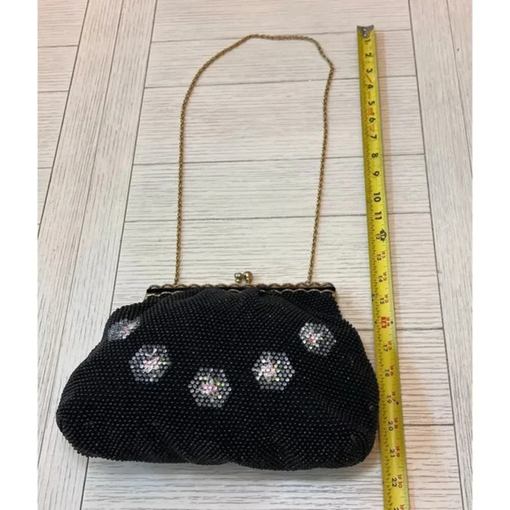 Beaded vintage crossbody bag w/ kiss lock‎ closure and gold chain strap. Flower